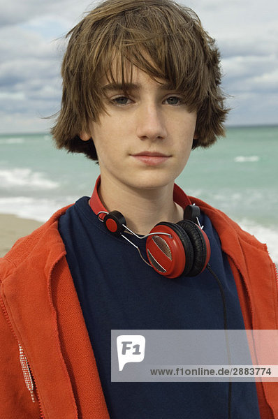 Portrait eines Jungen am Strand