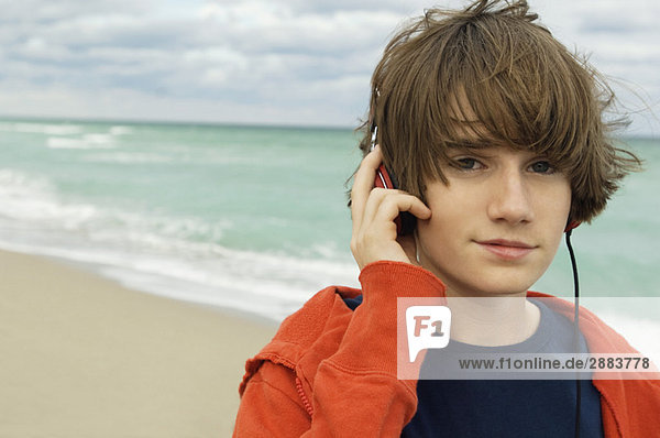 Porträt eines Jungen  der Kopfhörer hört