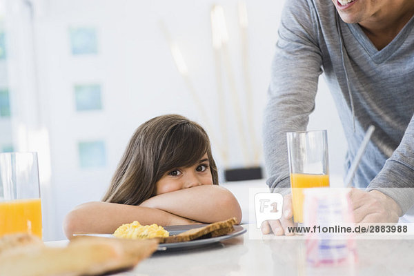Mädchen mit ihrem Vater am Frühstückstisch