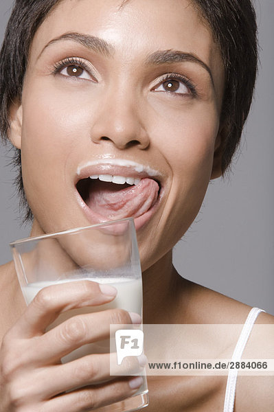 Nahaufnahme einer Frau  die Milch aus einem Glas trinkt