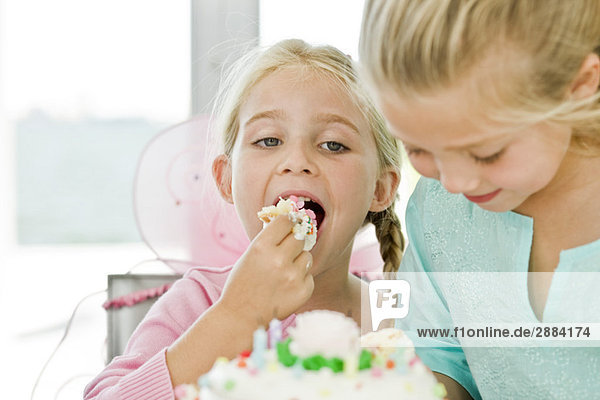 Nahaufnahme eines Mädchens beim Geburtstagskuchenessen