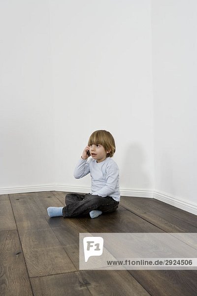 Ein kleiner Junge spricht auf einem Handy