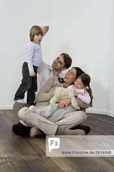 Eine vierköpfige Familie  die zusammen lacht.