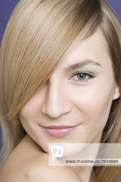 Kopfschuss einer jungen Frau mit blonden Haaren