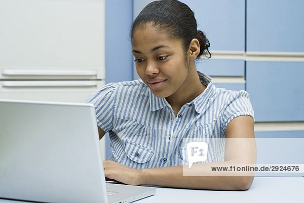 Eine junge Frau mit ihrem Laptop