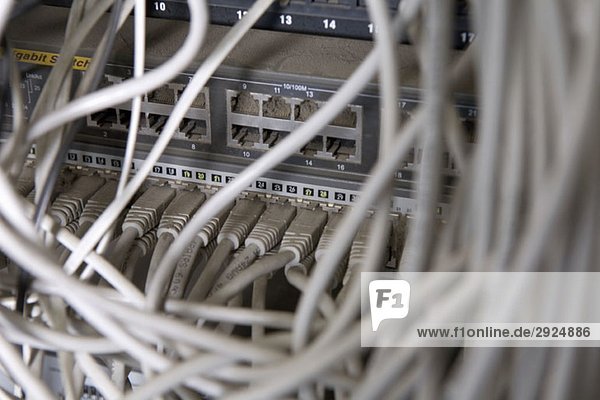 An einen Netzwerkserver angeschlossene Kabel