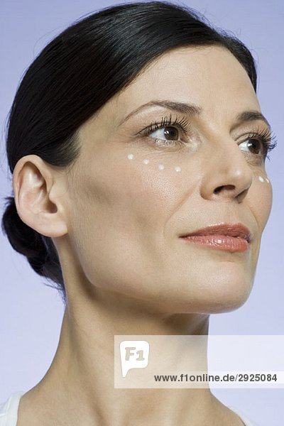Eine Frau mit Feuchtigkeitscreme im Gesicht