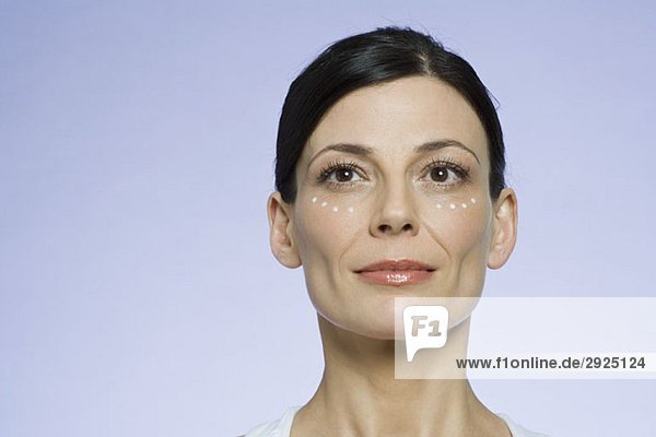 Eine Frau  die Gesichtscreme aufträgt