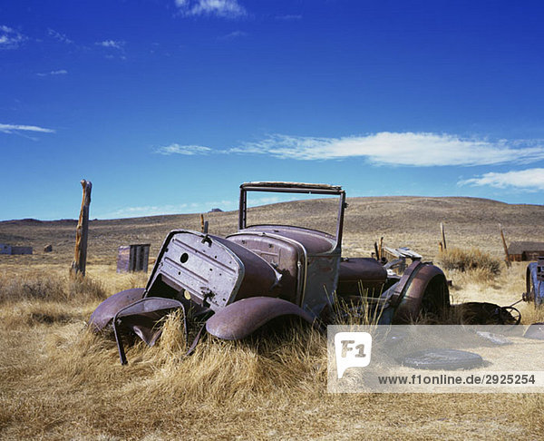 Ein altes verlassenes Auto in einem Feld Bodie State Historic Park Kalifornien USA
