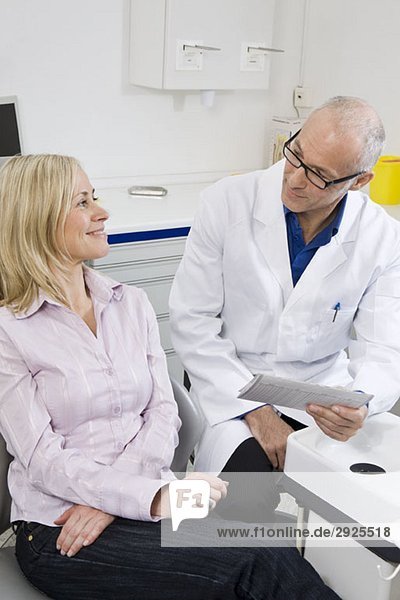 Ein Zahnarzt und ein Patient in einem zahnärztlichen Untersuchungsraum