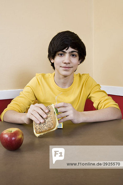 Ein Schuljunge beim Mittagessen