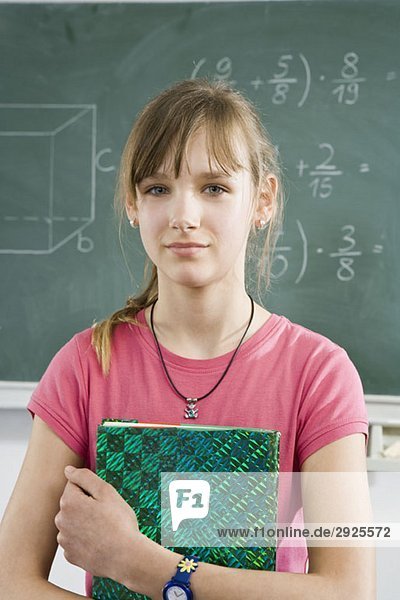Porträt einer Schülerin mit einem Buch