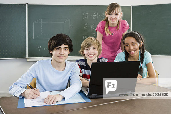 Schüler arbeiten zusammen in einem Klassenzimmer