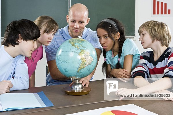 Ein Lehrer und Schüler auf der Suche nach einem Globus