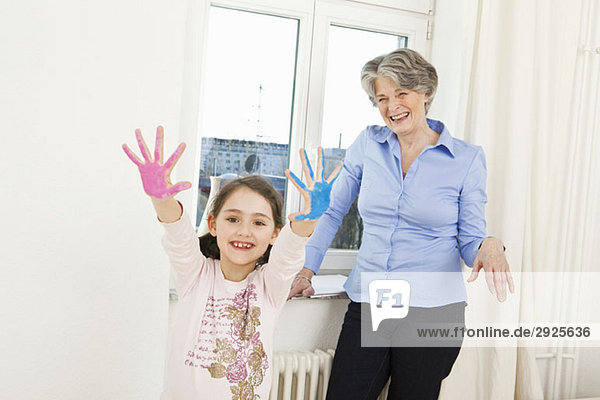 Eine Großmutter und ihre Enkelin Fingermalerei
