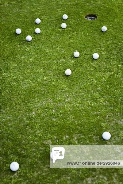 Golfbälle auf einem Putting Green