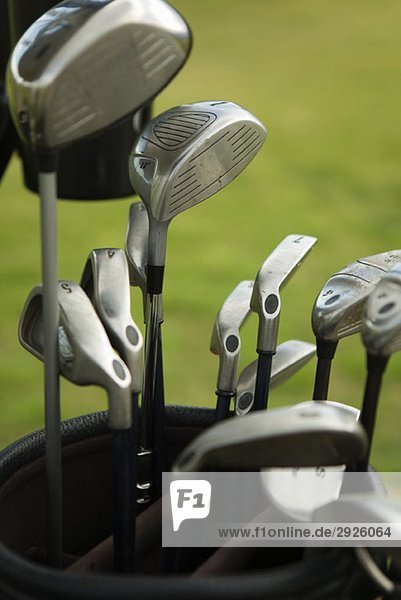 Detail der Golfschläger im Golfbag