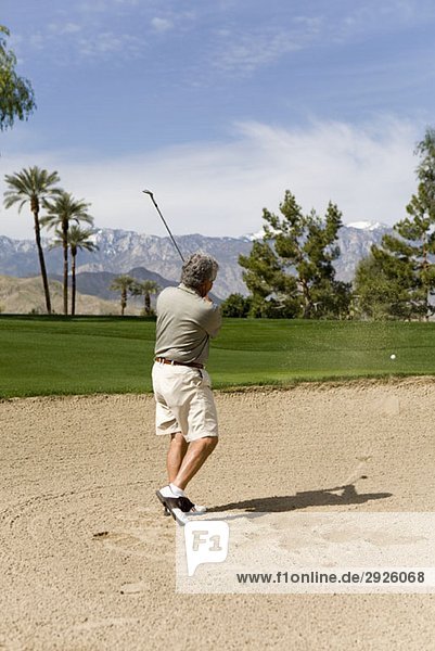 Ein Golfer  der aus einem Sandbunker spielt  Palm Springs  Kalifornien  USA