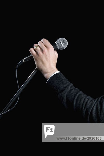 Detail eines Mannes mit einem Mikrofon
