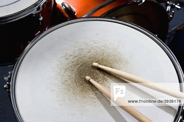 Detail der Drumsticks auf einem Drumkit