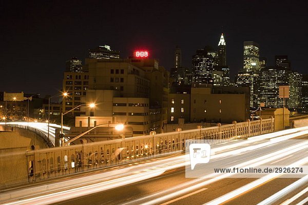 Expressway an der Brooklyn Bridge und Manhattan Skyline bei Nacht  New York City