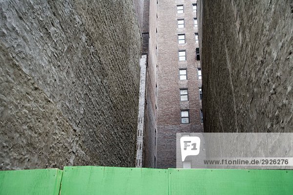 Low Angle View zwischen Gebäuden  New York City  USA