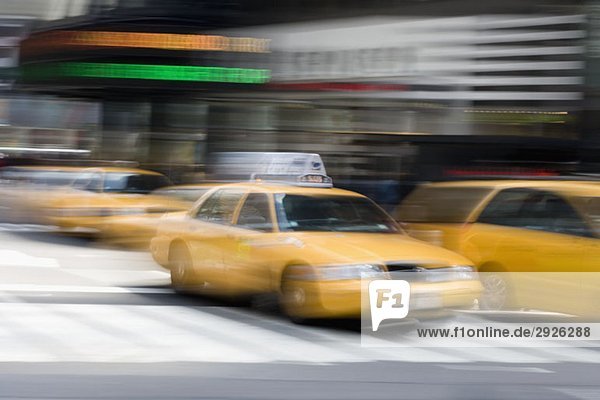Das gelbe Taxi ist in einer Stadtstraße  Manhattan  New York City.
