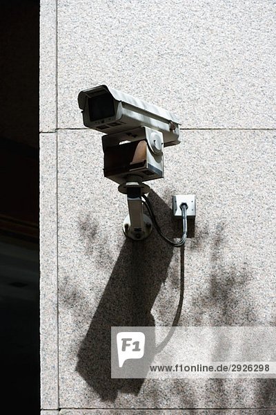 Überwachungskamera an der Außenseite eines Gebäudes