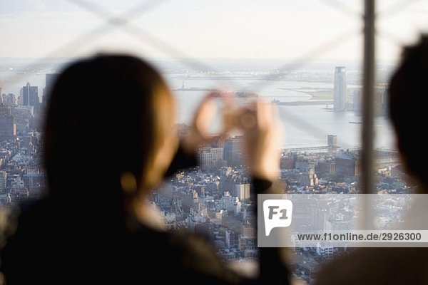 Eine Frau beim Fotografieren des Stadtbildes  Manhattan  New York City