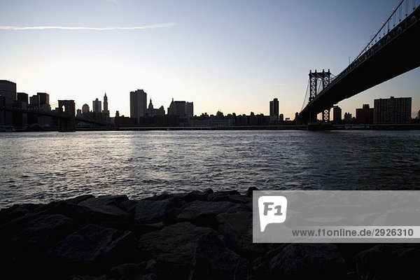 Manhattan Bridge und Skyline bei Sonnenuntergang  New York City