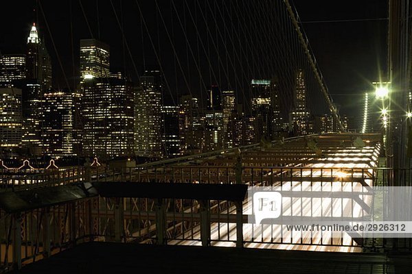 Brooklyn Bridge und Manhattan Skyline bei Nacht  New York City