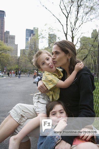 Eine Mutter sitzt mit ihren Kindern im Central Park  New York City.
