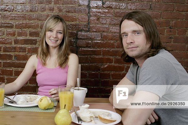 Portrait eines jungen Paares beim gemeinsamen Frühstücken