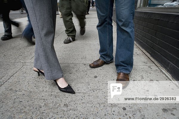 Niedriger Abschnitt eines Mannes und einer Frau  die auf einem Bürgersteig stehen  New York City