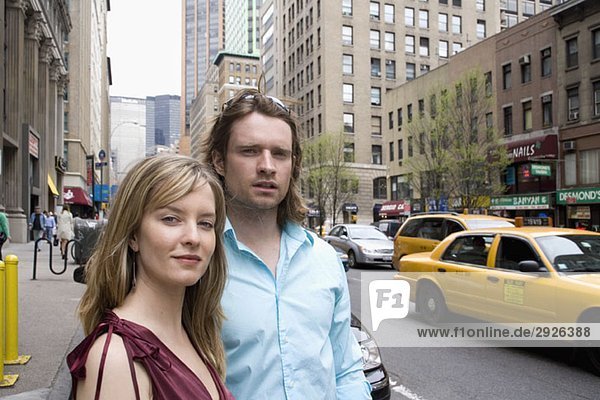 Ein junges Paar steht auf einer Stadtstraße  New York City