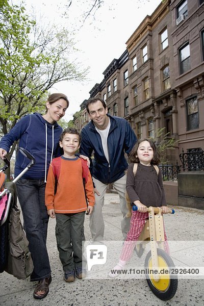 Eine Familie  die zusammen auf einem Bürgersteig steht  Brooklyn  New York City