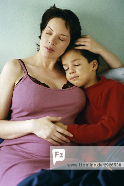 Schwangere Frau schlafend mit Sohn