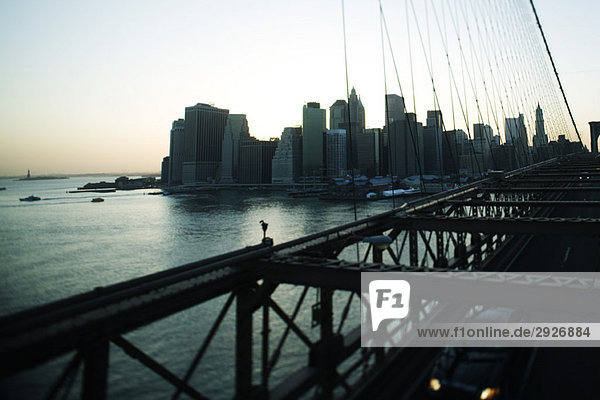 Ansicht des unteren Manhattan von der Brooklyn Bridge  New York City