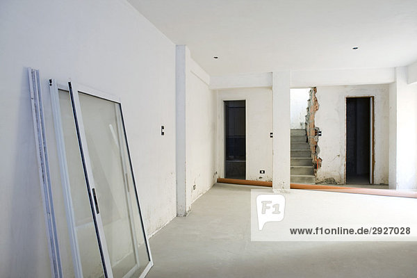 Interieur der Wohnung unter Renovierung  Fenster an die Wand gelehnt