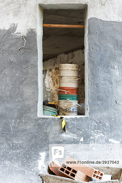 Baustelle  Ziegel in Schubkarre  Schaufelstapel im Rohbau
