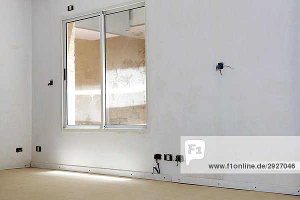 Interieur der Wohnung unter Renovierung  gestreifte Fenster  unmontierte Steckdosen