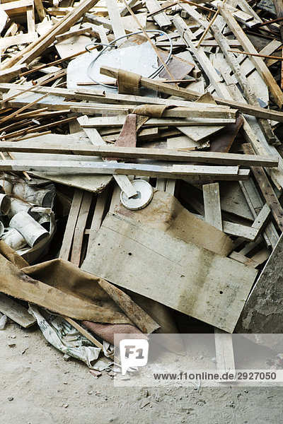 Haufen von Abbruchmaterial  Holz  Rohre  Drähte
