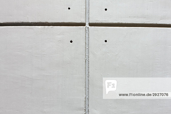 Detail der gerillten Betonwand