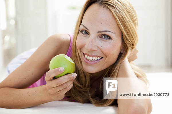junge Frau genießt Apfel