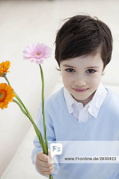 kleiner Junge mit Blumen