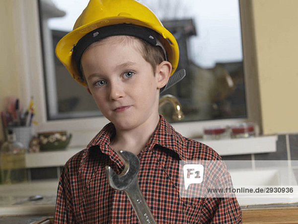 Junge als Baumeister verkleidet
