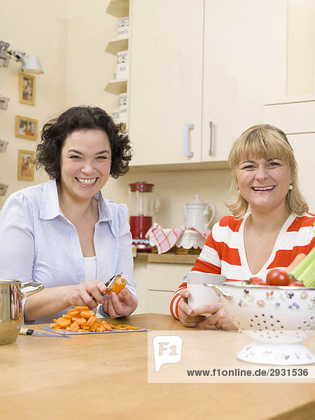 Zwei Frauen beim Kochen.