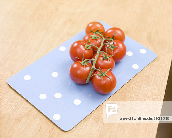 Tomaten auf einem Tablett liegend