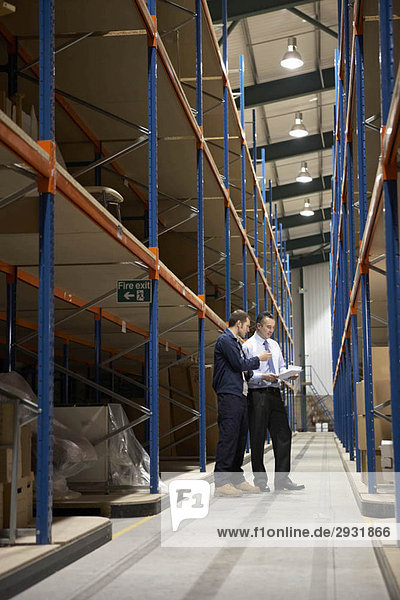 Arbeiter und Manager im Lager