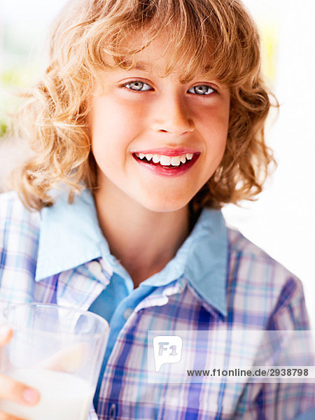 Ein lächelnd skandinavischen junge mit einem Glas Milch Schweden.